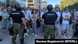 Žandarmerija sprečava građane okupljene na poziv studenata u blokadi da prisustvuju vojnoj paradi, 20. septembra 2025. 