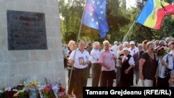 Urmașii familiilor deportaților la monumentul din fața Gării Chișinău. iulie 2018