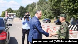 Igor Dodon, dând mâna cu un pacificator rus
