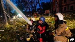 Рятувальники ДСНС працюють на місці зруйнованого житлового кварталу після російської атаки в Миколаєві, Україна, 20 липня 2023 року. Фото ілюстративне