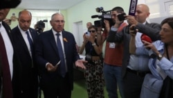 Премьер-министр Армении Никол Пашинян (в центре) на парламентских выборах 7 июня 