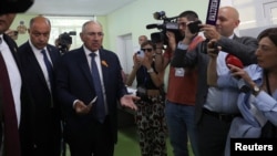 Премьер-министр Армении Никол Пашинян (в центре) на парламентских выборах 7 июня 