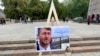 Партрэт Вітольда Ашурка на акцыі салідарнасьці зь беларускімі палітвязьнямі, Вільня, 18 траўня 2025