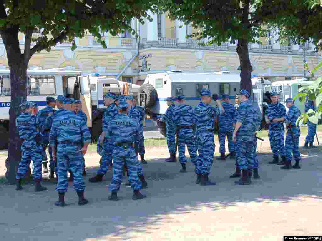 У мэтах бясьпекі ўдзельнікаў прайду да мэтро адвозілі на аўтобусах, і на гэты раз ніхто камяні ў іх шкло не кідаў. &laquo;Нацы занятыя Данбасам&raquo;, казалі актывісты. Упершыню ў Пецярбургу мерапрыемства ЛГБТ-супольнасьці прайшло без сутыкненьняў.