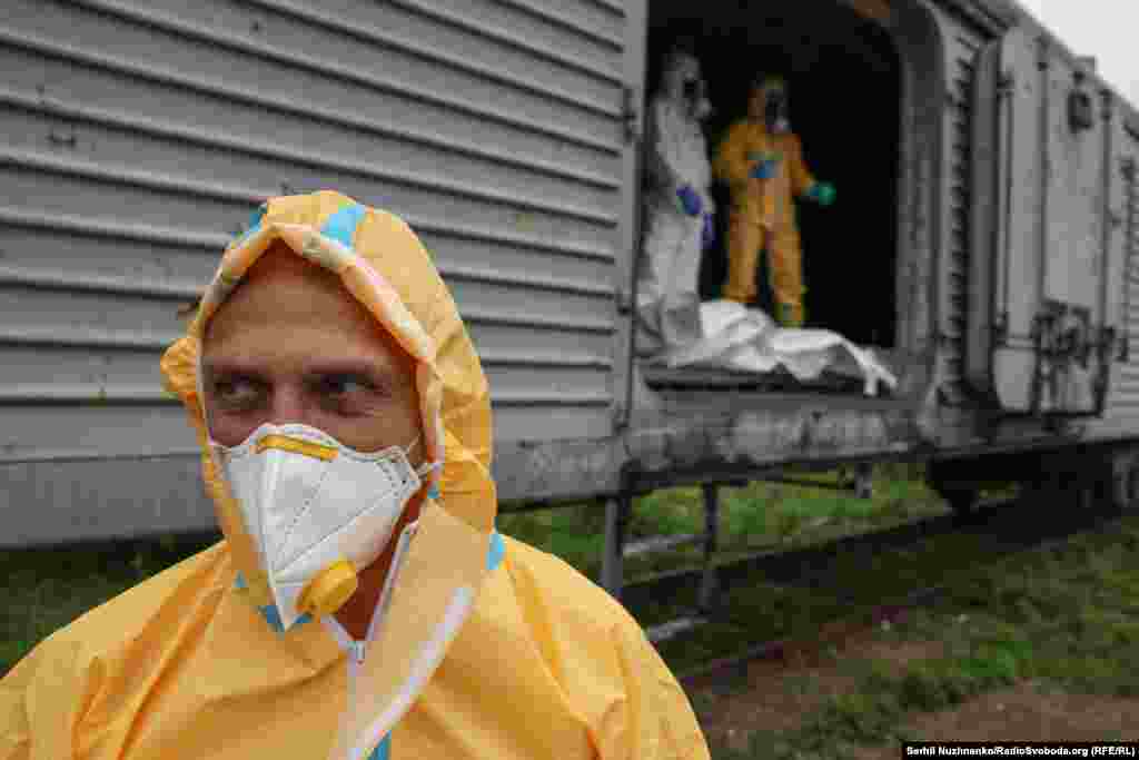 У травні Росія передала Україні понад шість тисяч тіл загиблих військових. Наразі вони проходять складну процедуру ідентифікації: фахівці оглядають тіла, відбирають зразки ДНК, відновлюють відбитки пальців, встановлюють особи за одягом і особистими речами.Водночас у розшуку як зниклі безвісти перебуває понад 70 тисяч людей – як військових, так і цивільних. Частина з них може перебувати в полоні або під вартою. Від початку року в Україну вдалося повернути понад 10 тисяч тіл полеглих бійців з різних напрямків фронту. Наразі в Україні працюють 23 лабораторії, які проводять ДНК експертизи репатрійованих військових. Поле бою залишається за російськими військами, що дає їм змогу проводити репатріаційні дії.На фото: робота фахівців під час ідентифікації переданих тіл. Полтава, 31 липня 2025 року