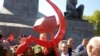 В Мариуполе оккупационные силы обещают поставить памятник пенсионерке с флагом СССР 
