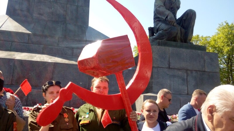В Севастополе участники первомайского шествия скандировали «Смерть буржуазии!» (+фото)