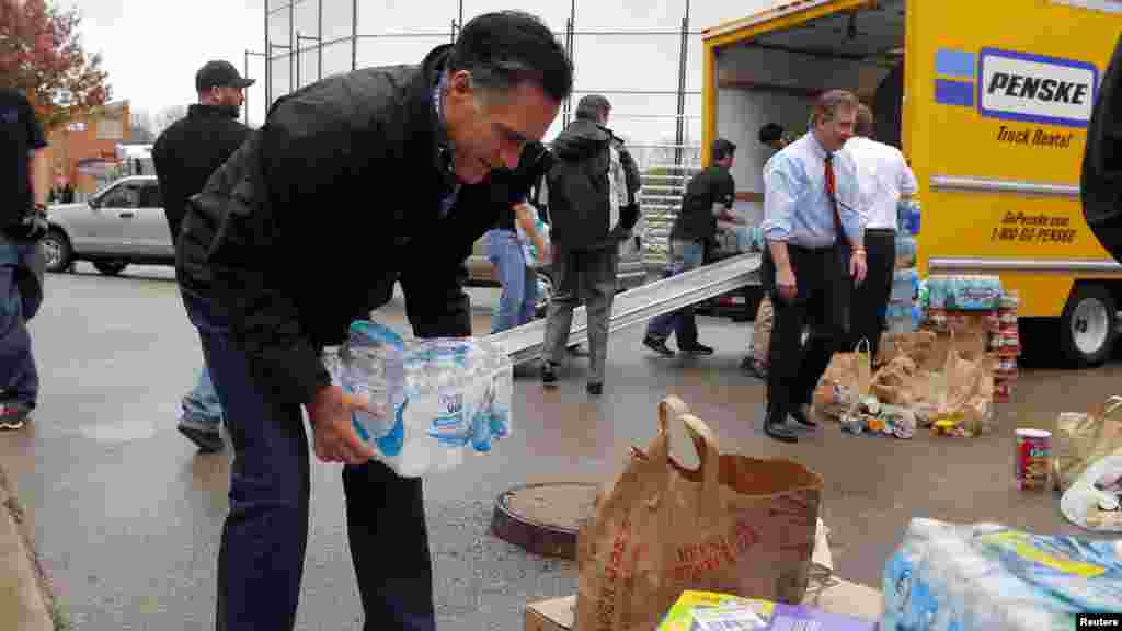 Republikanski predsjednički kandidat Mitt Romney pomaže ljudima pogođenim superolujom Sandy u Ohiou, 30. oktobar 2012. Foto: REUTERS / Brian Snyder 