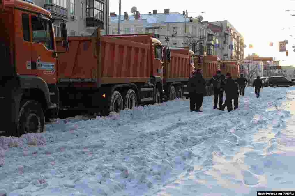 Комунальні служби прибирають сніг на вулицях Києва