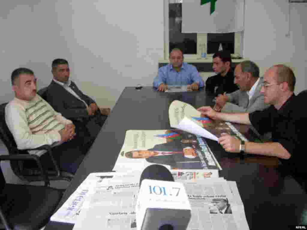 Böyük Quruluş Partiyasının sədri Fazil Qəzənfəroğlunun seçki qərargahından bildirdilər ki, onun prezidentliyə namizəd olması deputat kimi aldığı müraciətlərin, şikayətlərin sayını bir az da artırıb. Qərargah bir neçə geniş otaqdan və konfrans zalından ibarətdir. Texniki avadanlıqla yaxşı təmin olunub. Divarlarda Fazil Qəzənfəroğlunun müxtəlif tərtibatlı şəkilləri asılıb... 