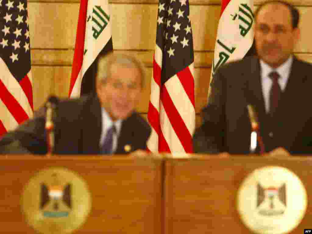 Последний визит Буша в Ирак - Президент США Джордж Буш уклоняется от ботинок иракского журналиста во время пресс-конференции в Багдаде. 14 декабря 2008 года.