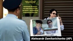 Русија: Жена држи постер на кој е напишано дека Олег Сенцов 81 ден штрајкува со глад. 02.08.2018