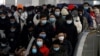 Ljudi u Pekingu sa maskama na licu, 20. januar 2021.