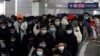 Védőmaszkot viselő tömeg Pekingben 2021. január 20-án