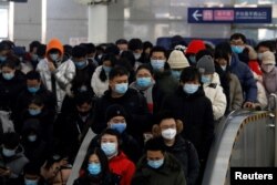 Un grup de pasageri într-o stație de metrou din Beijing, în timpul celui de al doilea val de Covid-19 din țară. China se confruntă cu sup-raportarea cazurilor și a deceselor.