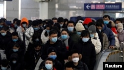 Védőmaszkot viselő tömeg Pekingben 2021. január 20-án