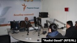 В бюро Таджикской редакции Радио «Свободная Европа» / Радио «Свобода» в городе Душанбе. Иллюстративное фото.