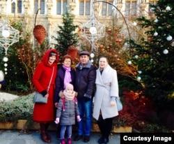 Familia Niculăeș, sărbătorind Crăciunul la Paris, anul 2018.