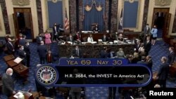 Potpredsednica SAD Kamala Harris, kao predsedavajujća, objavljuje ukupan broj glasova - 69 za i 30 protiv (10.avgusta 2021)