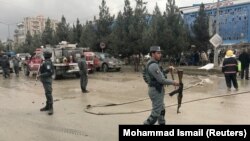Сили безпеки після вибуху у Кабулі біля місця, де зібралися прихильники Атти Мохаммеда Нура, 16 листопада 2017 року