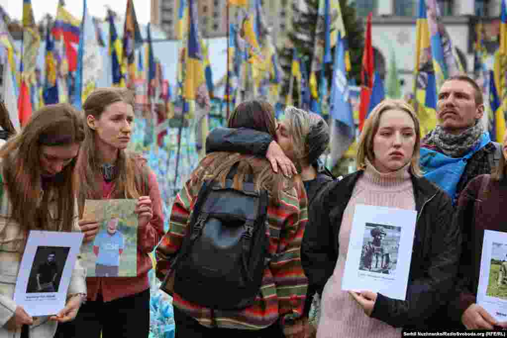 Люди на Майдані Незалежності у Києві тримають в руках портрети загиблих рідних та друзів &ndash; оборонців України. 1 жовтня 2024 року