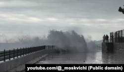 Шторм на Чорному морі пошкодив металевий паркан на набережній селища Паркове у січні 2026 року