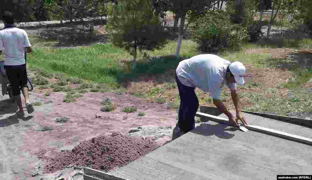 Türkmenabatda ýanýoda çekilýär