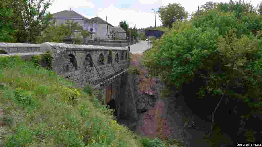 Podul de piatră otoman, a cărui construcție ar data de la 1729.