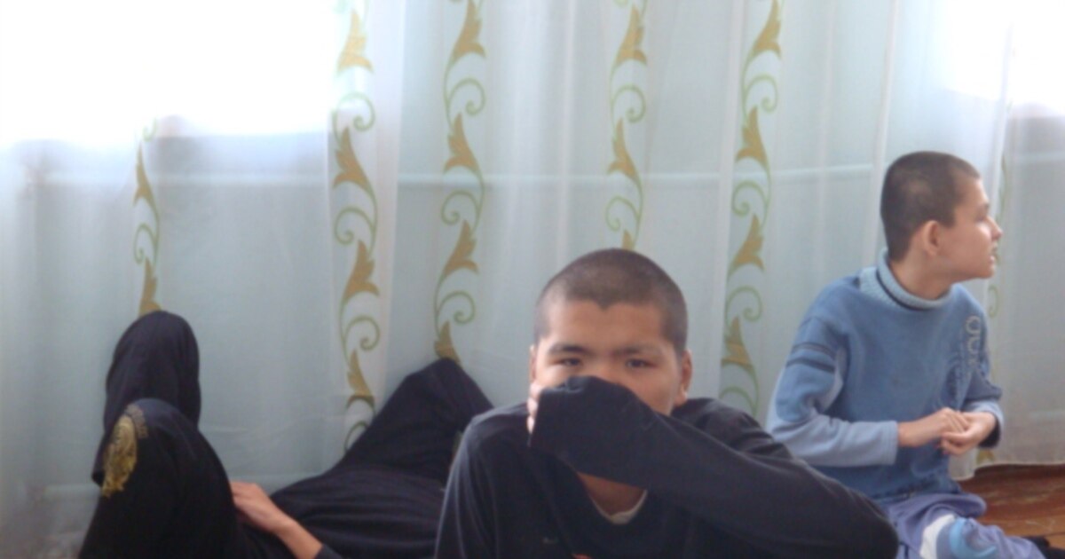 Бойжеткен ұялы телефонына кискасын суретке түсіріп жатыр. Әйелдер дәретханада зәр шығарады және қышиды