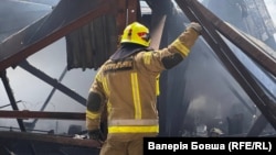 Рятувальник на місці російського удару в Дніпрі, 15 квітня 2026 року