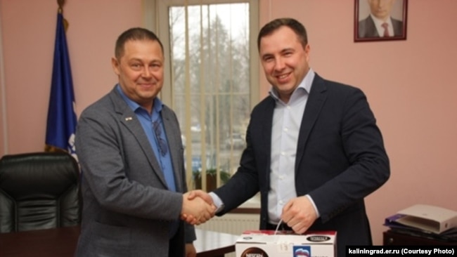 Максим Суворов, бывший глава исполкома Единой России (справа)