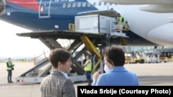 Premijerka Srbije Ana Brnabić i ambasadorka Kine Čen Bo dočekale su na aerodromu u Beogradu poslednju isporuku Sinofarm vakcina, 27. maj