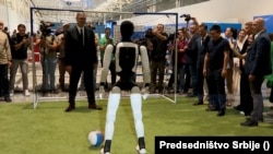 Predsednik Srbije Aleksandar Vučić tokom otvaranja kineske fabrike humanoidnih robota u Šapcu na zapadu Srbije (29. avgust 2026.)