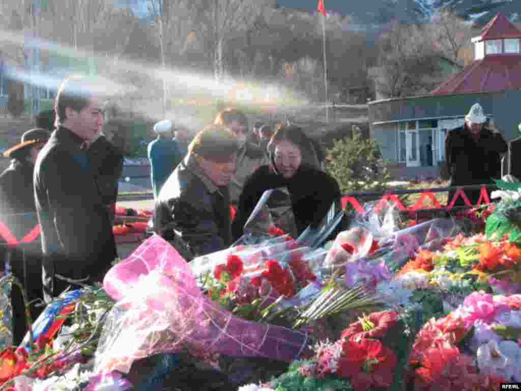 Kyrgyzstan - memorial meeting in a memorial complex “Ata-Beyit”, devoted the birthday of famous kyrgyz writer Chingiz Aytmatov. 12Dec2008 - 12 декабря - день рождения выдающегося киргизского писателя Чингиза Айтматова. В день его рождения на мемориальном комплексе Ата Бейит, где писатель похоронен, состоялось возложение цветов. В нем приняли участие президент К. Бакиев, члены Правительства, представители культуры и близкие Ч. Айтматова.