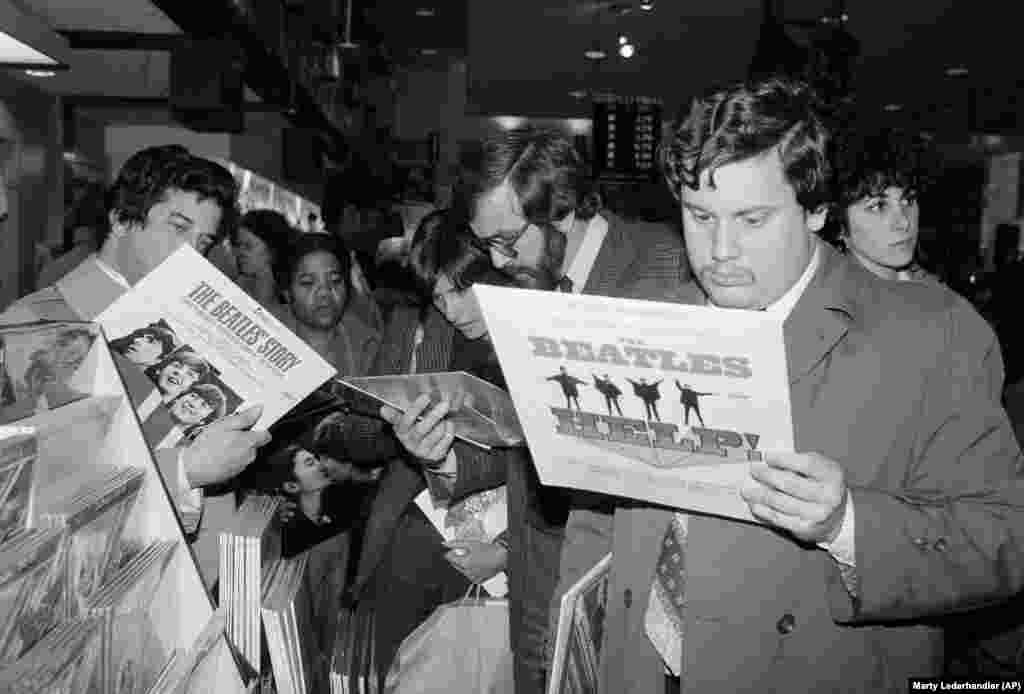 Clienții dintr-un magazin de discuri din New York se uită la albumele Beatles, 9 decembrie 1980, o zi după ce John Lennon a fost asasinat în fața locuinței sale.
