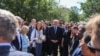 Mai mulți diplomați au vizitat joi locul unui atac rusesc asupra unei clădiri rezidențiale din Kiev, pe 28 august.