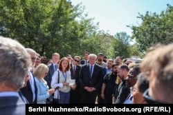 Дипломати на місці удару по житловому будинку, здійсненого армією РФ під час масованої атаки на столицю. Київ, 28 серпня 2025 року