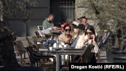 Луѓе во кафуле во Белград