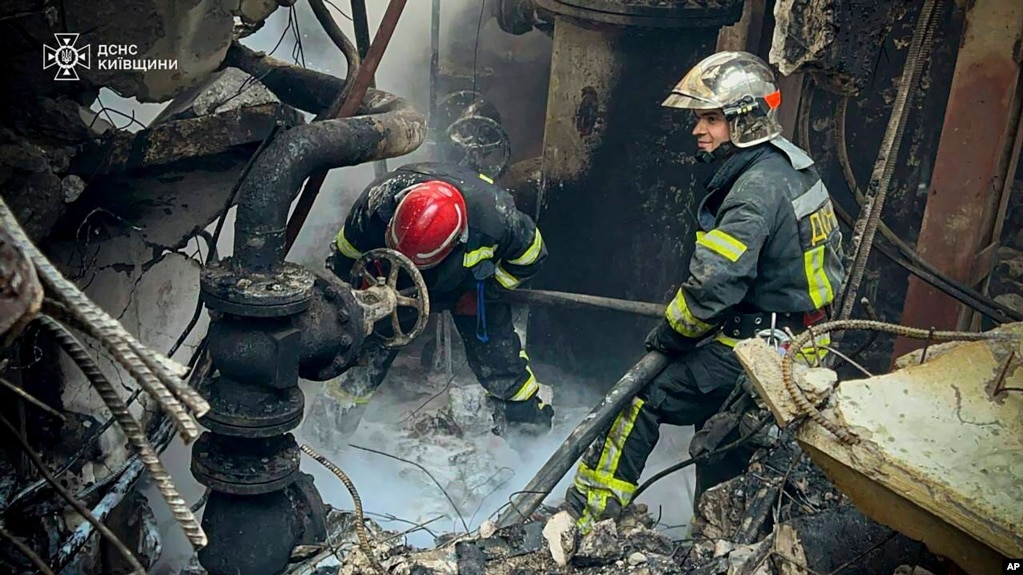 Работници гасят пожар след руска атака срещу Триполската ТЕЦ в Украинка, Киевска област, Украйна, 11 април 2024 г. Снимката е илюстративна.