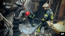 ДСНС під час гасіння пожежі після атаки РФ на Трипільську ТЕС на Київщині. Україна, 11 квітня 2024 року