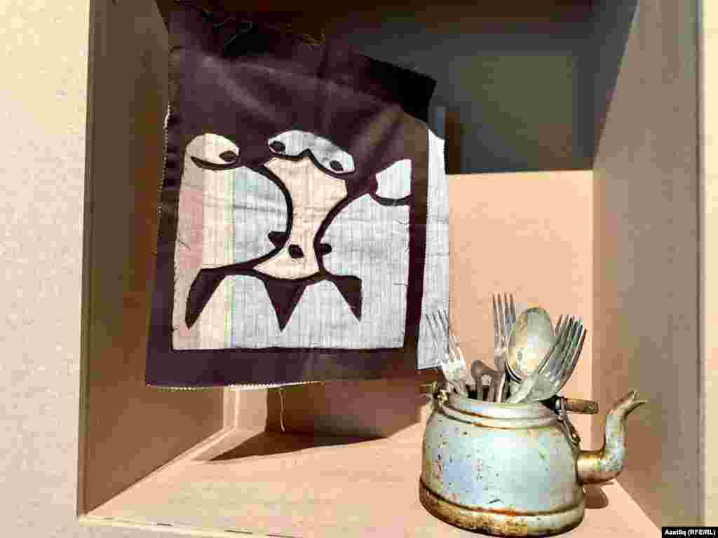 — Минем өчен өй төшенчәсе бик кадерле. Гаиләм һәрдаим юлда булган, яңадан-яңа шартларда (ә ул шартлар төрле, хәтта куркыныч булган) үзен торгызган. Бу авыр юлны мин тегү машинасының текер-текер килгән тавышына бәйләдем. Бу тавышның бер ритмик, хәтта тынычландыру дәвасы бар. Үзем тегәргә, тукымалар белән эшләргә яраткангамы бу, әллә нәселемдә һәр хатын-кыз диярлек үзе шушы эш һөнәр остасы булганмы, тегү, чигү, келәм, тукымалар белән бергә "Әпипә" туды, — дип аңлатты рәссам.