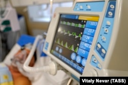 A lung ventilator at the Kaliningrad city clinical hospital for emergency medical care.