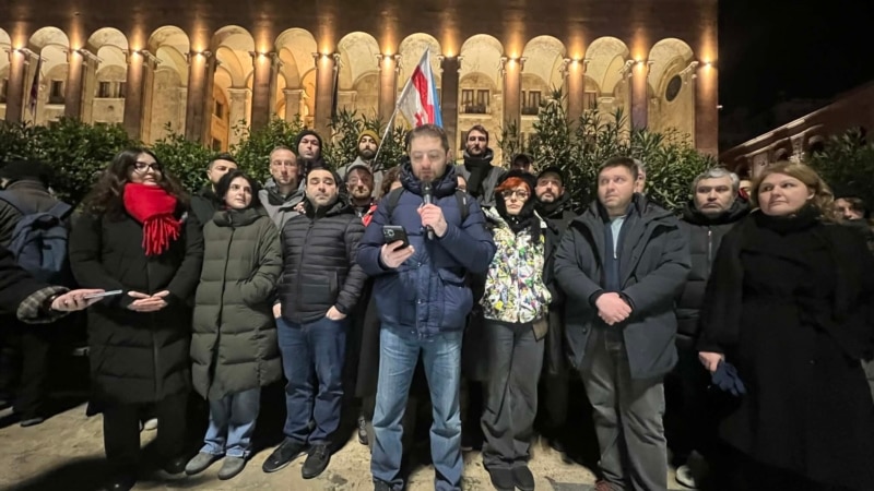 „ვერც ეს დაგვაშინებს“ - დემონსტრანტები ტროტუარზე პროტესტის მონაწილეთა დაპატიმრებაზე