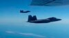 Американські військові літаки в небі над Аляскою, фото ілюстративне