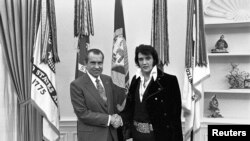 Prezident Richard Nixon (solda) və Elvis Presley 