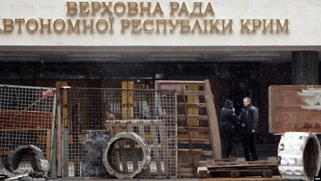 Кырым Югары радасы алдында баррикадалар. 27 февраль 2013