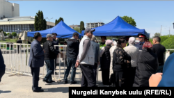 Ош шаарында президент менен жолугушууга барган тургундар. 10-апрель, 2026