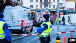 Polis əməkdaşları Kran-Montanadakı "Le Constellation" barında partlayış yerində keşik çəkirlər.