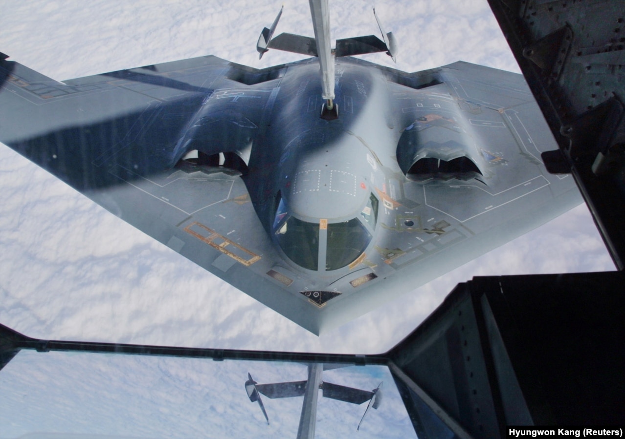 Bombarduesi B-2 Spirit duke u mbushur me karburant nga një aeroplan cisternë, mbi qiellin e Misurit në tetor të vitit 2022.