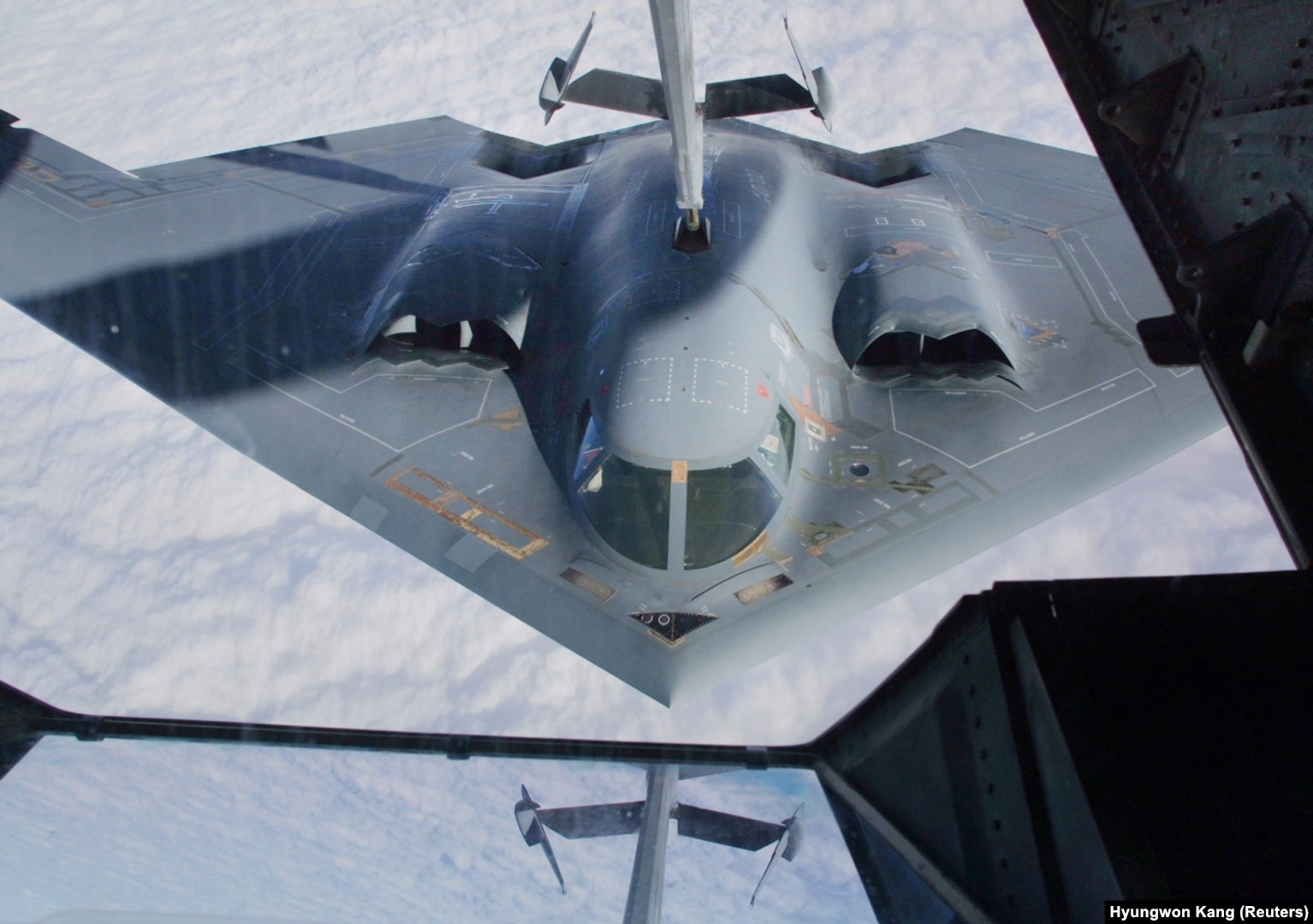 Bombarduesi B-2 Spirit duke u mbushur me karburant nga një aeroplan cisternë, mbi qiellin e Misurit në tetor të vitit 2022.